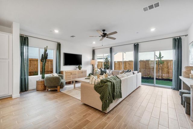 1053 Springtime Avenue, Clovis, CA 93619