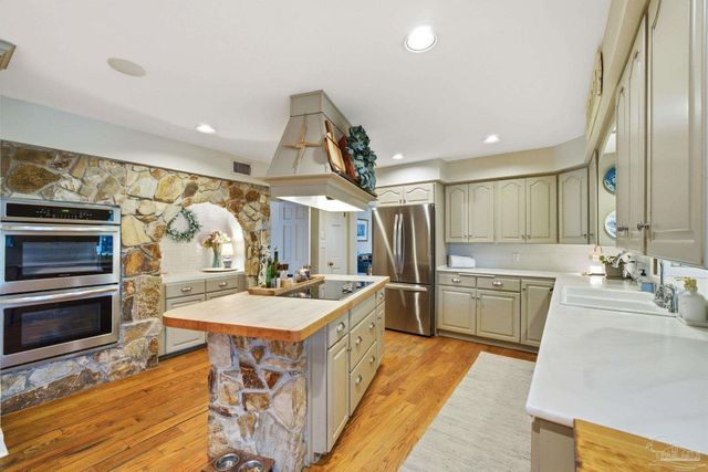 5931 Mills Lake Blvd, Pensacola, FL 32526