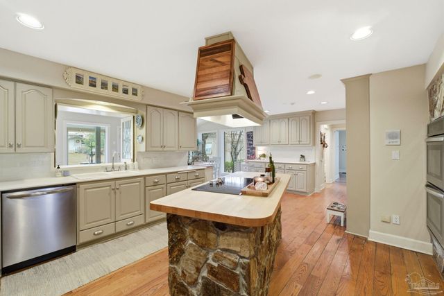 5931 Mills Lake Blvd, Pensacola, FL 32526