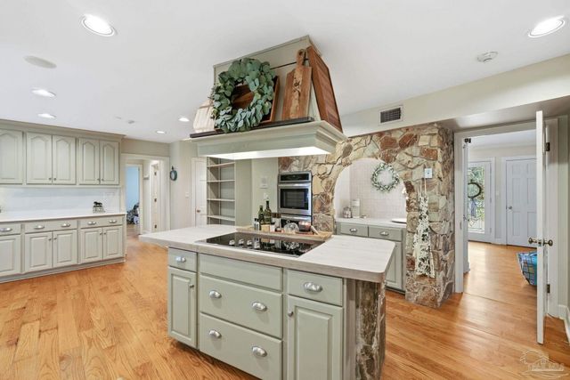 5931 Mills Lake Blvd, Pensacola, FL 32526