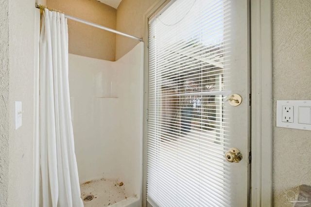 5931 Mills Lake Blvd, Pensacola, FL 32526