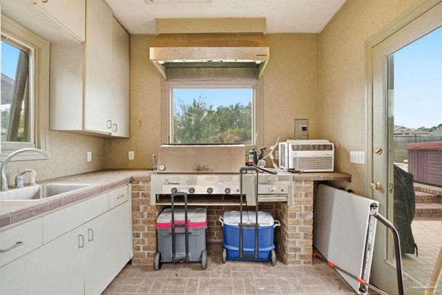 5931 Mills Lake Blvd, Pensacola, FL 32526