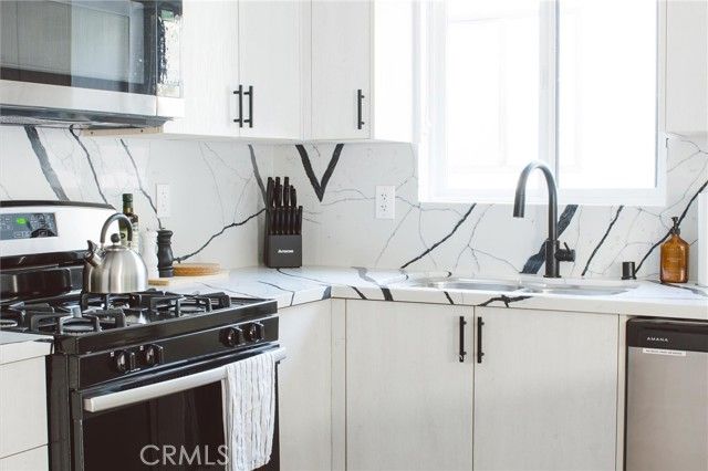 326 S Leslie Way, Los Angeles, CA 90042