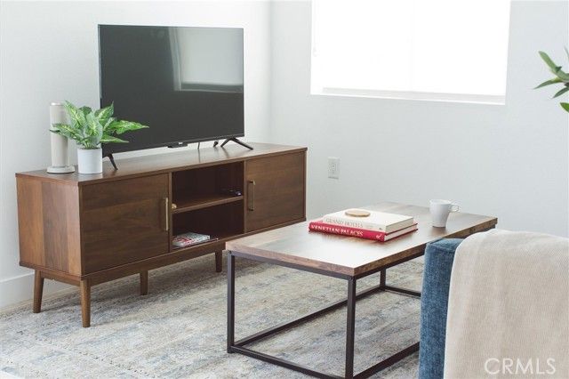 326 S Leslie Way, Los Angeles, CA 90042