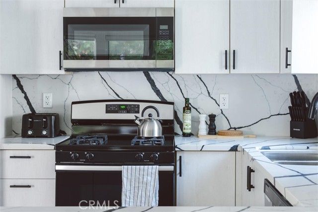 326 S Leslie Way, Los Angeles, CA 90042