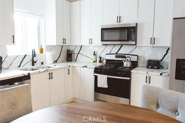 326 S Leslie Way, Los Angeles, CA 90042