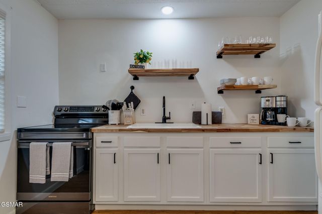 524 Reba Lane, Gatlinburg, TN 37738