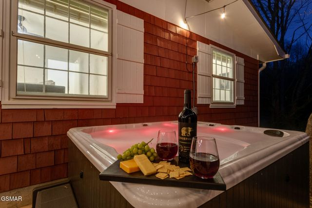 524 Reba Lane, Gatlinburg, TN 37738