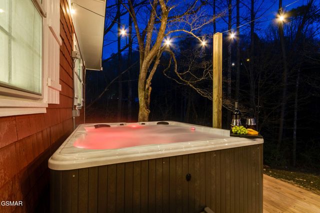 524 Reba Lane, Gatlinburg, TN 37738