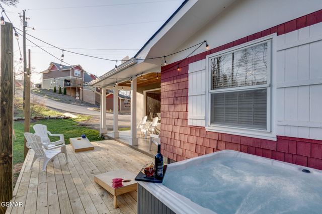 524 Reba Lane, Gatlinburg, TN 37738