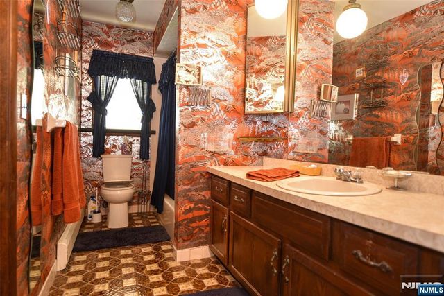 102 Parkview, Elmwood Park, NJ 07407