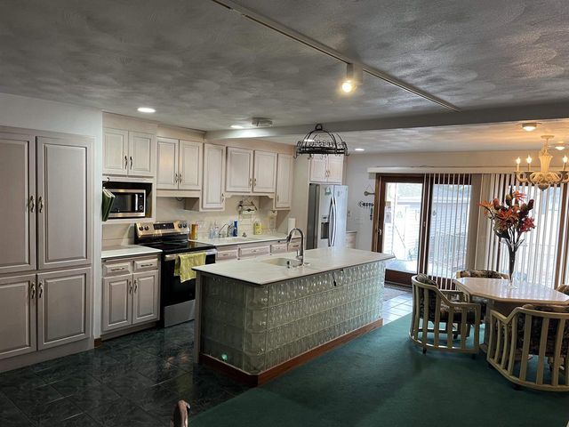 1407 N LYNNDALE DRIVE, Appleton, WI 54914