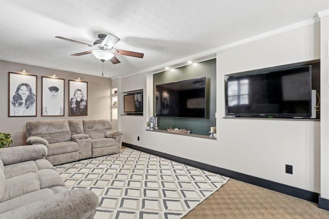 2 Surrey Court, Plain City, OH 43064