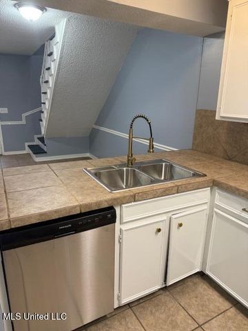 2432 River Oaks Boulevard, B, Jackson, MS 39211