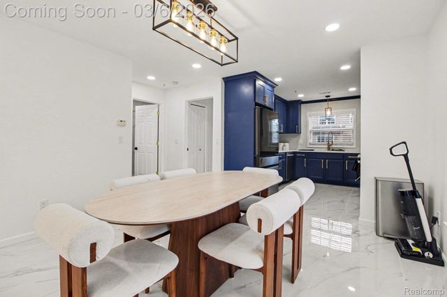 22320 Abbey Lane, Dearborn, MI 48124