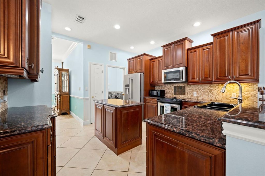 Image 13 of property listing at 6882 TAILFEATHER WAY, Bradenton, FL 34203