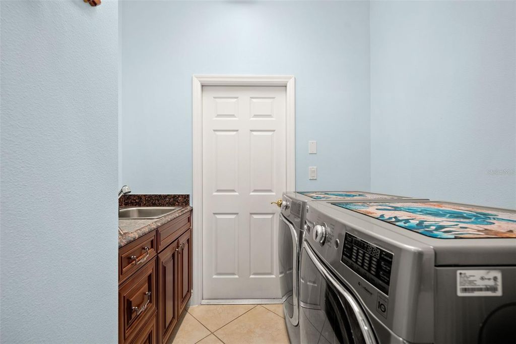 Image 14 of property listing at 6882 TAILFEATHER WAY, Bradenton, FL 34203