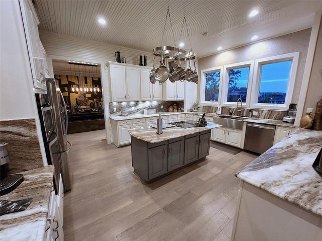 38 Fairway Park, Montgomery, TX 77356