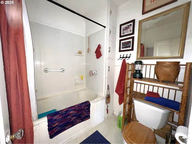 860 8TH Ter, Coos Bay, OR 97420