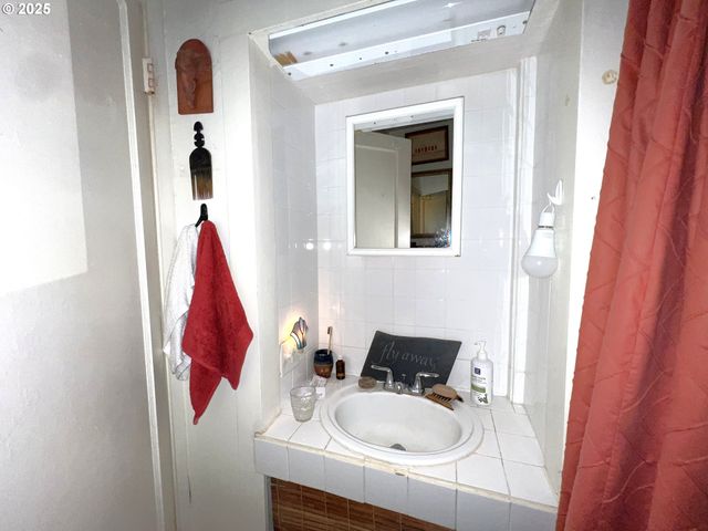 860 8TH Ter, Coos Bay, OR 97420