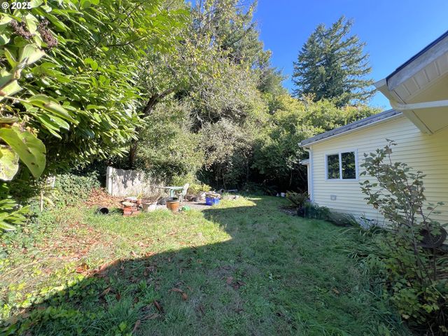 860 8TH Ter, Coos Bay, OR 97420