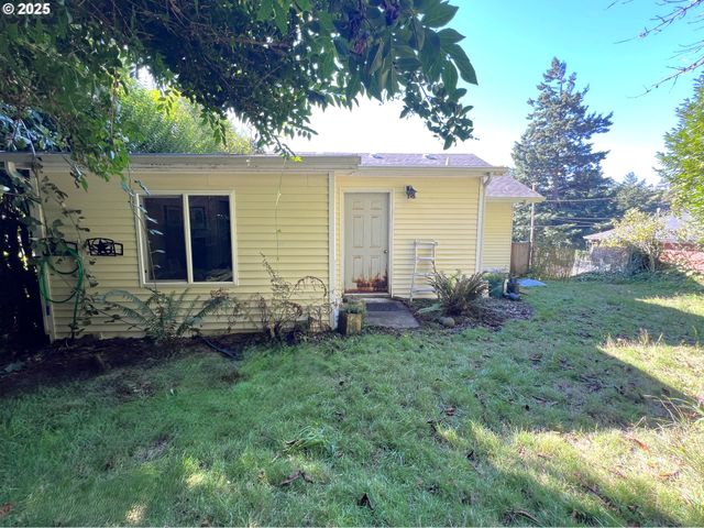 860 8TH Ter, Coos Bay, OR 97420