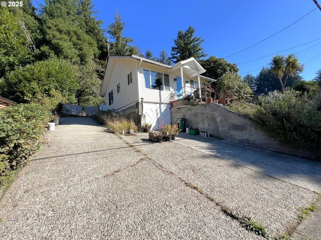 860 8TH Ter, Coos Bay, OR 97420