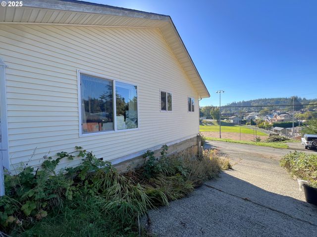 860 8TH Ter, Coos Bay, OR 97420