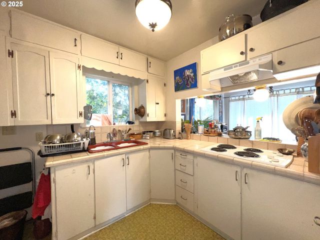 860 8TH Ter, Coos Bay, OR 97420