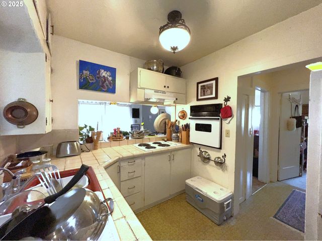 860 8TH Ter, Coos Bay, OR 97420