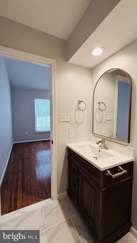 13042 HUNTERBROOK DR, Woodbridge, VA 22192