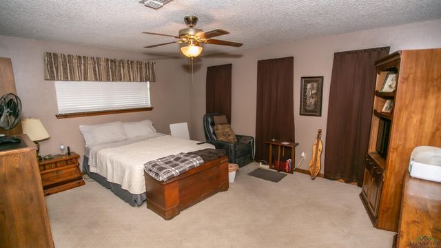 242 W Victoria Woods St, Waskom, TX 75692