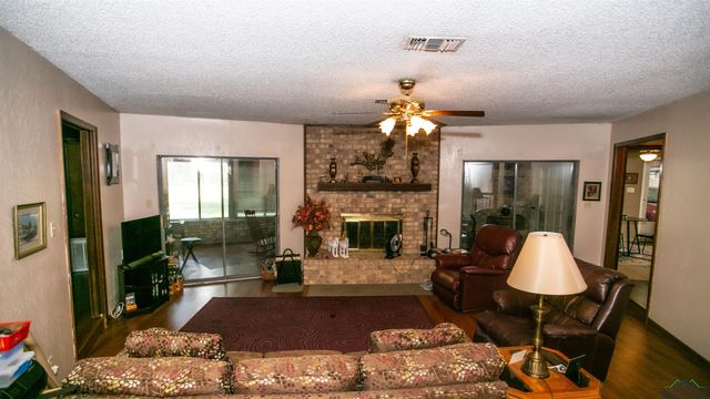 242 W Victoria Woods St, Waskom, TX 75692