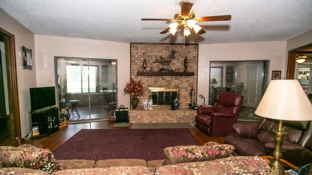 242 W Victoria Woods St, Waskom, TX 75692