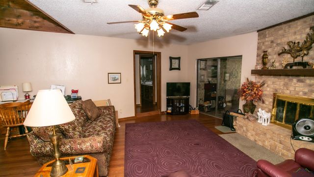 242 W Victoria Woods St, Waskom, TX 75692