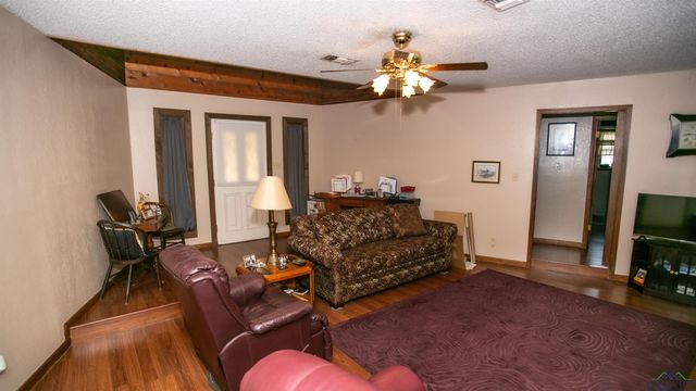 242 W Victoria Woods St, Waskom, TX 75692