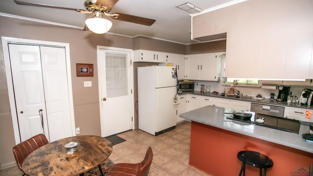 242 W Victoria Woods St, Waskom, TX 75692