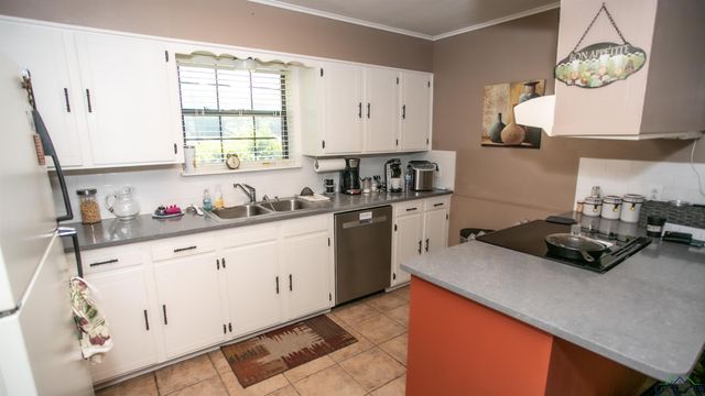 242 W Victoria Woods St, Waskom, TX 75692