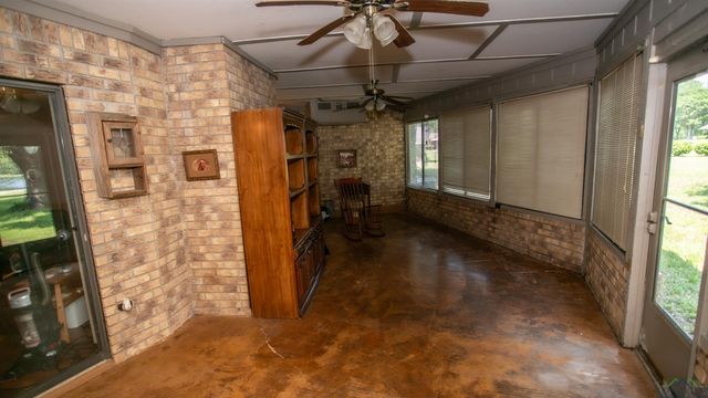 242 W Victoria Woods St, Waskom, TX 75692