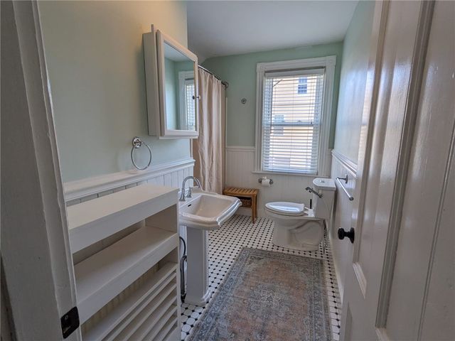 16 Dartmouth Street, Newport, RI 02840