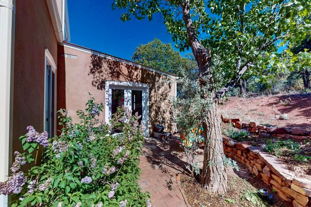 15 Toltec Road, Santa Fe, NM 87505