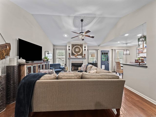 376 Grand Point Dr, Hot Springs, AR 71901