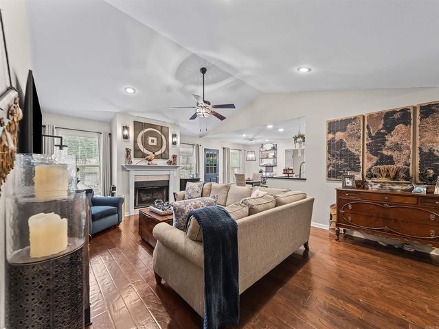 376 Grand Point Dr, Hot Springs, AR 71901