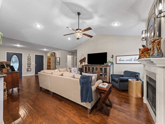 376 Grand Point Dr, Hot Springs, AR 71901