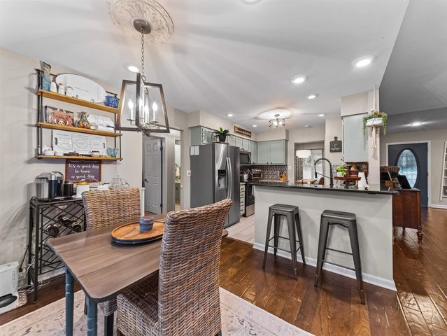 376 Grand Point Dr, Hot Springs, AR 71901