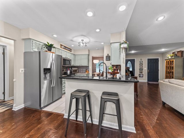 376 Grand Point Dr, Hot Springs, AR 71901
