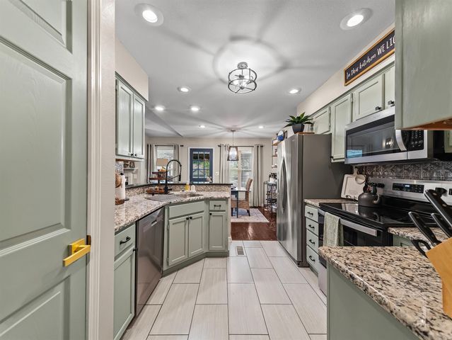 376 Grand Point Dr, Hot Springs, AR 71901