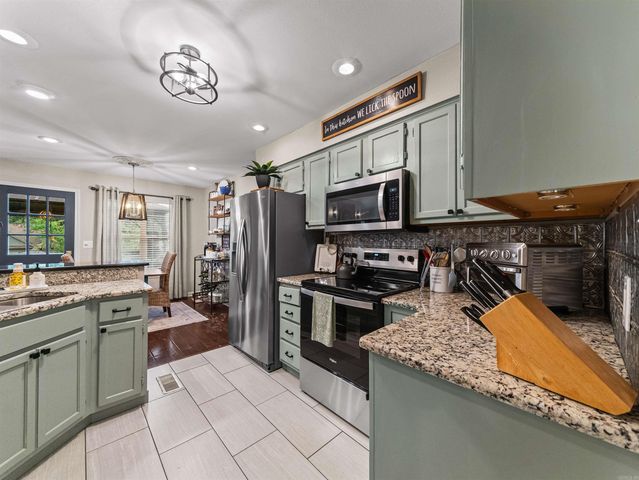 376 Grand Point Dr, Hot Springs, AR 71901