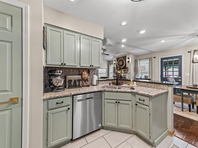 376 Grand Point Dr, Hot Springs, AR 71901