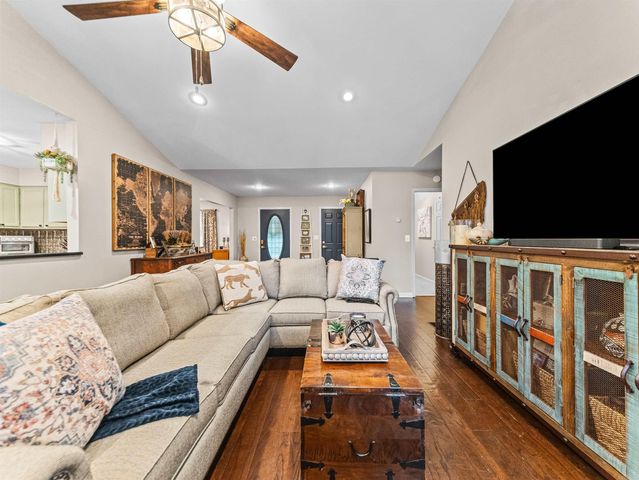 376 Grand Point Dr, Hot Springs, AR 71901